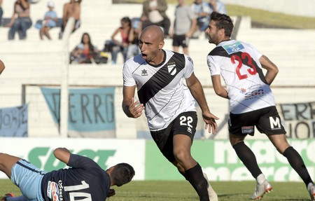 Sergio Felipe festeja el gol de Danubio a Cerro, ayer, en Jardines del Hipódromo. · Foto: Sandro Pereyra Sergio Felipe festeja el gol de Danubio a Cerro, ayer, en Jardines del Hipódromo. · Foto: Sandro Pereyra