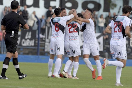 Los jugadores de Danubio festejan un gol a Liverpool, el sábado, en Belvedere. · Foto: Sandro Pereyra Los jugadores de Danubio festejan un gol a Liverpool, el sábado, en Belvedere. · Foto: Sandro Pereyra