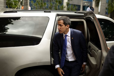 Juan Guaidó, autoproclamado presidente de Venezuela, llega a una conferencia de prensa, ayer, en el Teatro Chacao, en Caracas.
· Foto: Matias Delacroix / AFP) Juan Guaidó, autoproclamado presidente de Venezuela, llega a una conferencia de prensa, ayer, en el Teatro Chacao, en Caracas.
· Foto: Matias Delacroix / AFP)