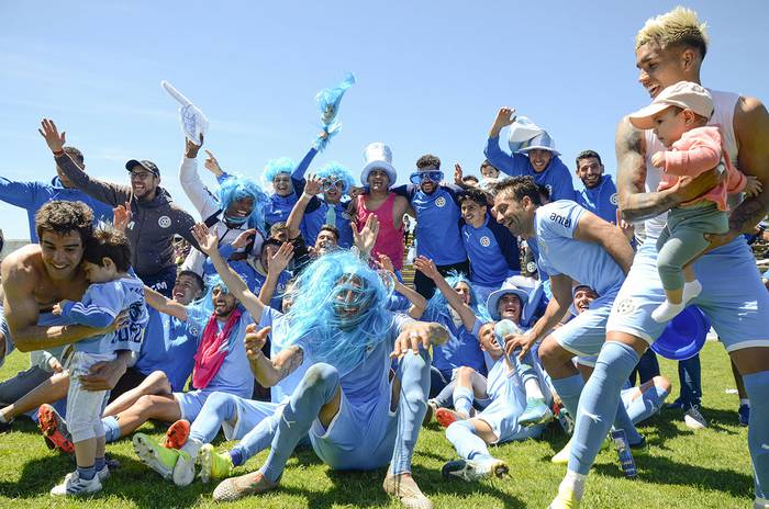 Los jugadores de Torque festejan el ascenso a primera división, el sábado, en el estadio José Nasazzi. · Foto: Alessandro Maradei