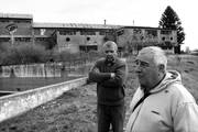 Los ex trabajadores de Fanaesa Victor Gonzalez y Raul Pasquetta, durante la recorrida por la planta  industrial. 