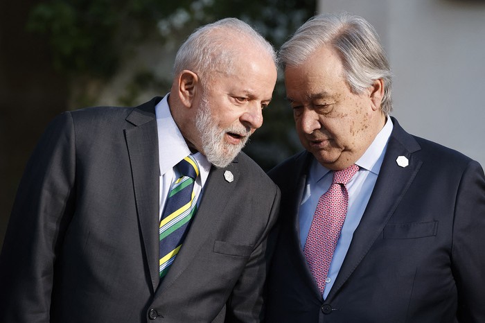 El presidente brasileño, Luiz Inácio Lula da Silva, y el secretario general de la ONU, Antonio Guterres, mientras posan para una fotografía familiar durante la Cumbre del G7 organizada por Italia, en Savelletri. · Foto: Ludovic Marin, AFP