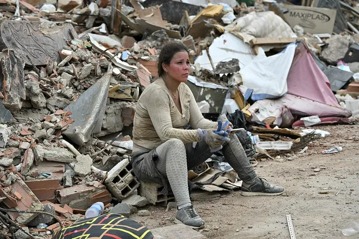 Una voluntaria en el lugar de un edificio derrumbado en Caraballeda, estado de La Guaira. · Foto: Martín Bernetti, AFP