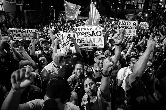 Manifestación en apoyo a Luiz Inácio Lula da Silva, frente a la sede del Sindicato Metalúrgico en São Bernardo do Campo, anoche, en San Pablo. Foto: Marcelo Chello, AFP · Foto:  Marcelo Chello