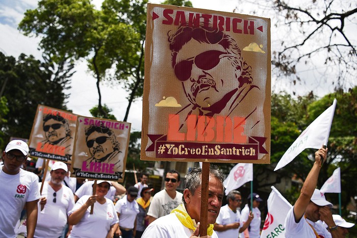 Miembros de las FARC, durante la marcha por el Día de las Trabajadores en Cali, reclaman la libertad del ex comandante Jesús Santrich, detenido en Estados Unidos por cargos de narcotráfico. Foto: Christian Escobar Mora, AFP · Foto: Christian Escobar