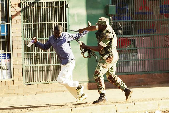 El Ejército de Zimbabue reprimiendo protestas en las calles de Harare, por presunto fraude en las elecciones realizadas el lunes. , Afp · Foto:  Zinyange Auntony