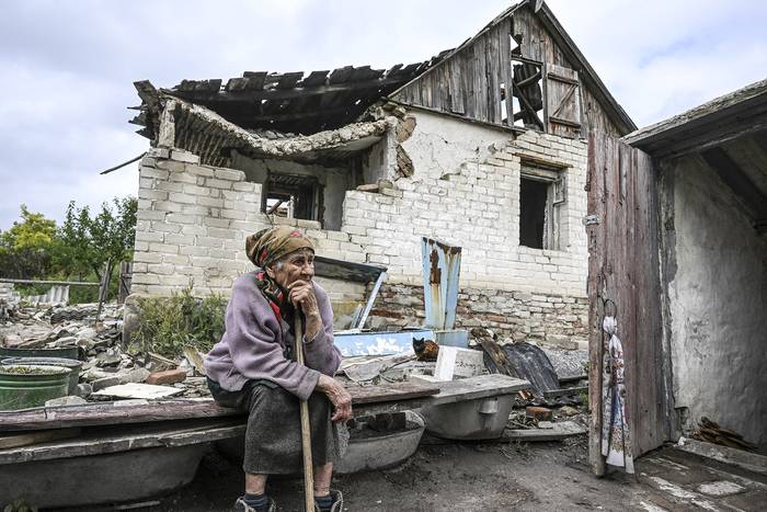 Nina Gonchar frente a su casa en el pueblo de Bohorodychne en Kramatorsk, región de Donetsk, el 13 de septiembre de 2022. · Foto: Juan Barreto, AFP