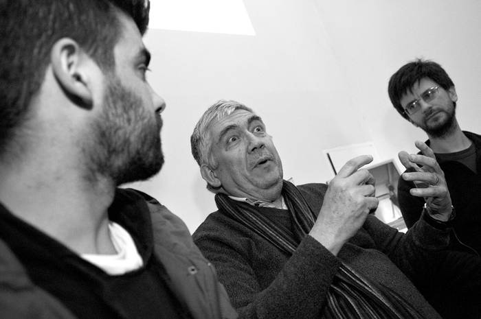 Pablo Benítez, Fernando Martínez y Jorge Visca durante la charla sobre Arte Robótico. / foto: Javier Calvelo
