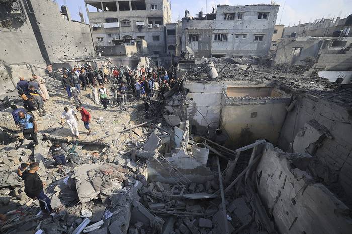 Casas destruidas por un bombardeo israelí en el sur de la Franja de Gaza (01.12.2023). · Foto: Mahmud Hams,  AFP