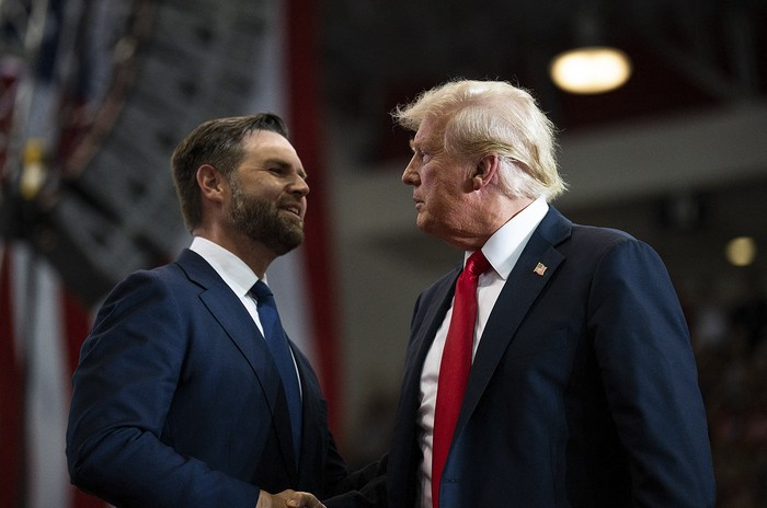 James David Vance y Donald Trump durante un acto de campaña en el Herb Brooks National Hockey Center, el 27 de julio, en Minnesota. · Foto: Stephen Maturen, Getty Images, AFP