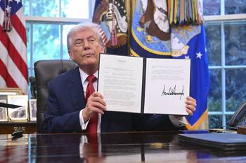 El presidente de Estados Unidos, Donald Trump, en la Oficina Oval de la Casa Blanca. · Foto: Saul Loeb, AFP