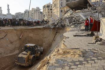 Ciudadanos y miembros del Comité Internacional de la Cruz Roja frente a trabajos de búsqueda de cadáveres en Jan Yunis, al sur de la Franja de Gaza. · Foto: Omar Al-Qattaa, AFP