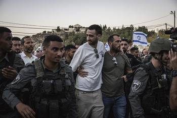 El rehén israelí liberado Avinatan Or (centro) a su llegada al asentamiento de Shilo, en Cisjordania ocupada. · Foto: John Wessells, AFP
