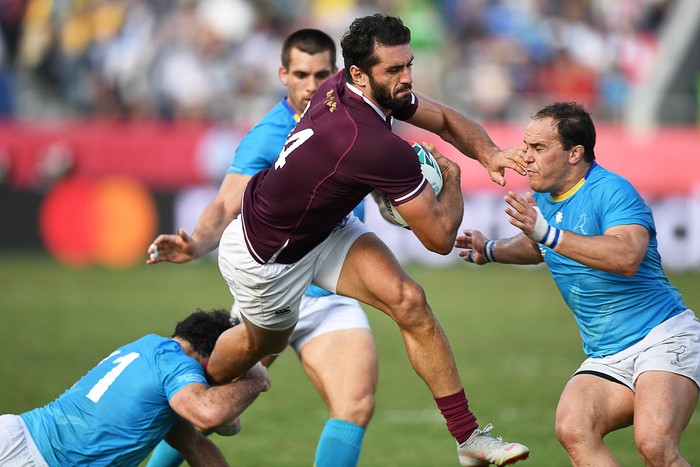 Zura Dzneladze, de Georgia, y Juan Manuel Gaminara, de Uruguay, en el estadio Kumagaya, por el grupo D, del Mundial Japón 2019, en Kumagaya.
 · Foto: Charly Triballeau, AFP