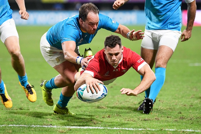 El capitán de Los Teros, Juan Ignacio Gaminara, y Tomos Williams, de Gales a punto de apoyar un try, en el último partido de Uruguay en el mundial de Japón . · Foto: Christophe Simon, AFP