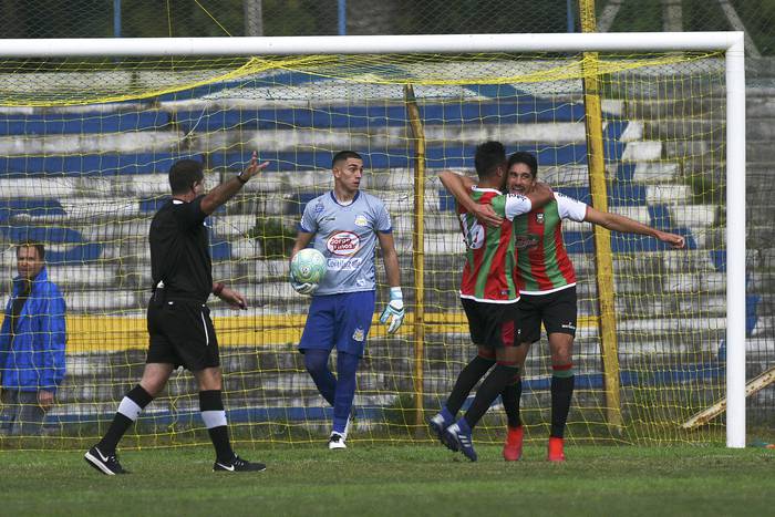 Luis Machado (d.), de Deportivo Maldonado, tras su gol a Bella Vista en la apertura del campeonato de la Segunda División Profesional, en el estadio José Nasazzi. · Foto: Fernando Morán