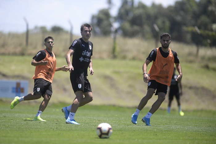 Manuel Uguarte, Nicolás Acevedo y Diego Rossi, durante un entrenamiento de la selección uruguaya sub 23, en el complejo Uruguay Celeste.  · Foto: Alessandro Maradei