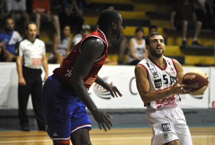 Callistus Eziukwu, de Nacional y Juan Viana, de Olimpia, en Larre Borges.  · Foto: Federico Gutiérrez