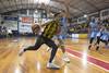 Imanol Asaravicius, de Peñarol, y Andrés Aristimuño, de Cordón, el viernes en el gimnasio de Sayago. · Foto: Ernesto Ryan Imanol Asaravicius, de Peñarol, y Andrés Aristimuño, de Cordón, el viernes en el gimnasio de Sayago. · Foto: Ernesto Ryan