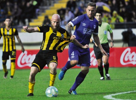 Marcel Novick, de Peñarol, y Claudio Rivero, de Defensor Sporting, durante el partido en el estadio Campéon del Siglo. Foto: Federico Gutiérrez (archivo, mayo 2018) Marcel Novick, de Peñarol, y Claudio Rivero, de Defensor Sporting, durante el partido en el estadio Campéon del Siglo. Foto: Federico Gutiérrez (archivo, mayo 2018)