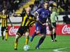 Marcel Novick, de Peñarol, y Claudio Rivero, de Defensor Sporting, durante el partido en el estadio Campéon del Siglo. Foto: Federico Gutiérrez (archivo, mayo 2018) Marcel Novick, de Peñarol, y Claudio Rivero, de Defensor Sporting, durante el partido en el estadio Campéon del Siglo. Foto: Federico Gutiérrez (archivo, mayo 2018)