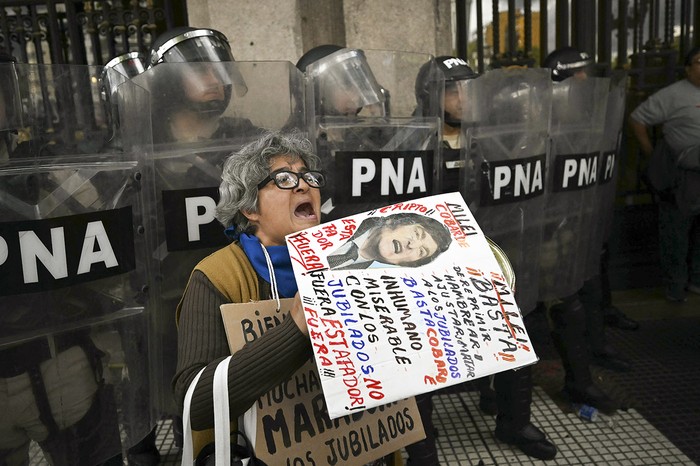 Protesta de jubilados ​​contra el gobierno del presidente Javier Milei, el 12 de marzo en Buenos Aires. · Foto: Luis Robayo, AFP