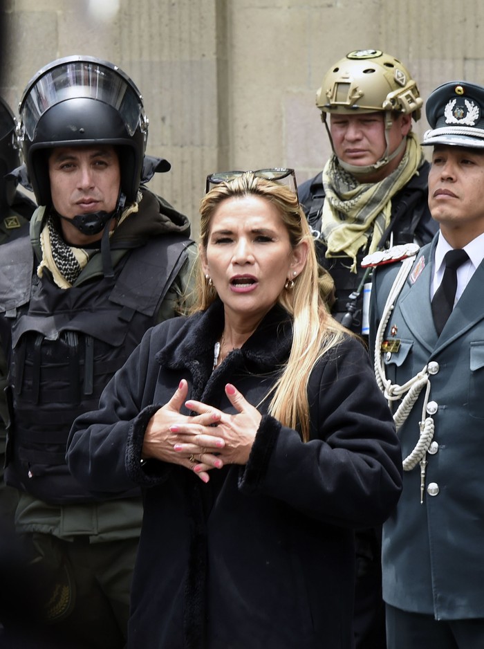 Jeanine Anez, presidenta interina de Bolivia, durante un evento con la Unidad Táctica de Operaciones Policiales, el miércoles, frente al palacio presidencial de Quemado, en La Paz. · Foto: Aizar Raldes, AFP
