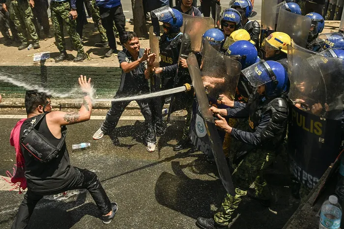 Manifestantes y policías durante una manifestación en Manila, Filipinas. · Foto: Jam Sta Rosa, AFP