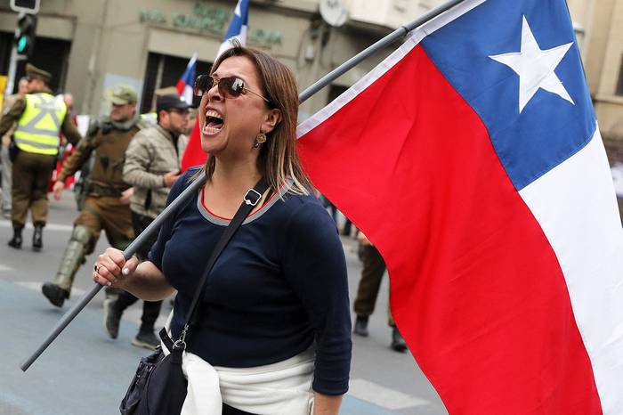 Opositora al gobierno de Gabriel Boric durante una manifestación en contra de la redacción de una nueva
Constitución, el 7 de junio de 2023, frente a la antigua sede del Congreso Chileno en Santiago.