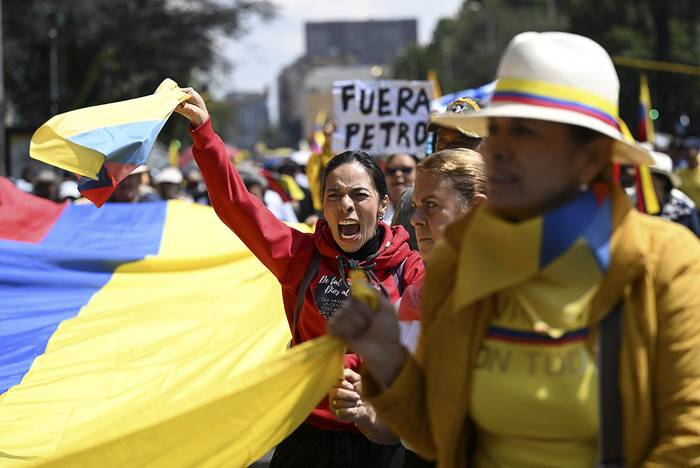 Manifestantes durante una marcha contra las reformas de salud y pensiones del gobierno del presidente colombiano Gustavo Petro, el 6 de marzo en Bogotá. · Foto: Raúl Arboleda, AFP