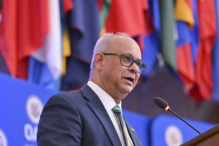 Albert Ramdin, el nuevo secretario general, durante la asamblea de la Organización de Estados Americanos, el 10 de marzo. · Foto: Roberto Schmidt, AFP