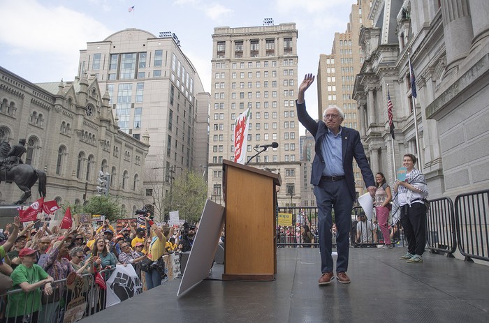 El senador Bernie Sanders frente al Ayuntamiento de Filadelfia el 1º de mayo. · Foto: Matthew Hatcher, AFP