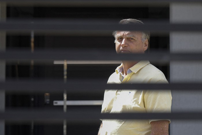 El expresidente brasileño Jair Bolsonaro en su residencia donde cumple prisión domiciliaria · Foto: Sergio Lima, AFP