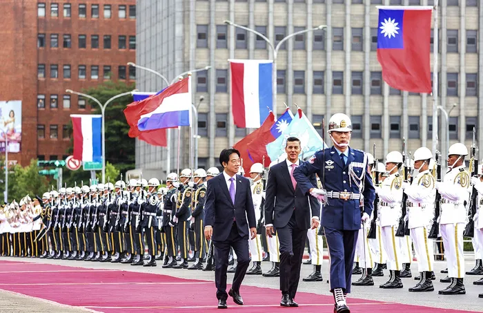 El presidente de Taiwán, Lai Ching-te, y el presidente de Paraguay, Santiago Peña Palacios, pasan revista a la guardia de honor frente al edificio presidencial en Taipéi, el 8 de mayo. · Foto: I-Hwa Cheng, AFP