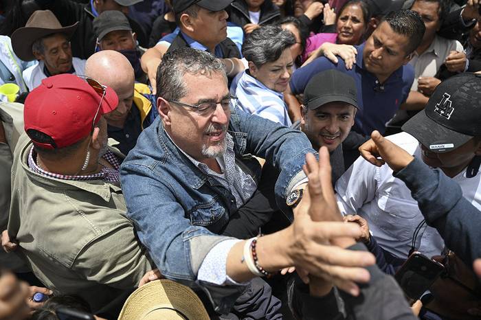 El candidato presidencial guatemalteco por el Movimiento Semilla, Bernardo Arévalo, durante el lanzamiento de su campaña hacia la segunda vuelta, el 15 de junio en Totonicapán. · Foto: Johan Ordonez, AFP