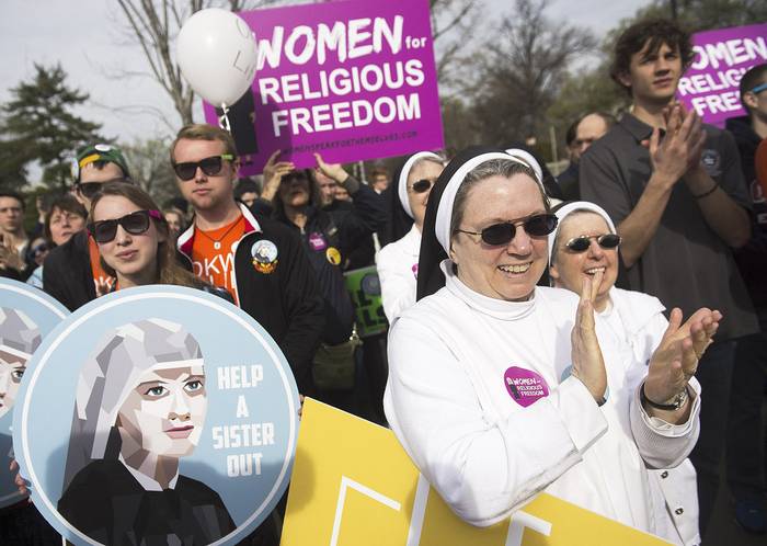 Partidarios de organizaciones religiosas que quieren prohibir los anticonceptivos en sus pólizas de seguro de salud, frente a la Corte Suprema en Washington, el 23 de marzo de 2016. · Foto: Saul Loeb, AFP
