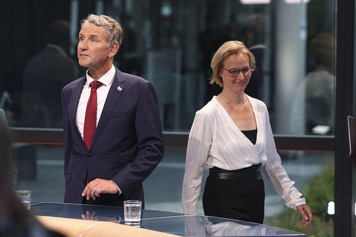 Björn Höcke, candidato del partido de extrema derecha Alternativa para Alemania (AfD) para las elecciones regionales de Turingia, y Katja Wolf, candidata del nuevo partido populista de izquierda Alianza Sahra Wagenknecht (BSW), durante un debate en Erfurt, este de Alemania. · Foto: Joerg Carstensen, AFP