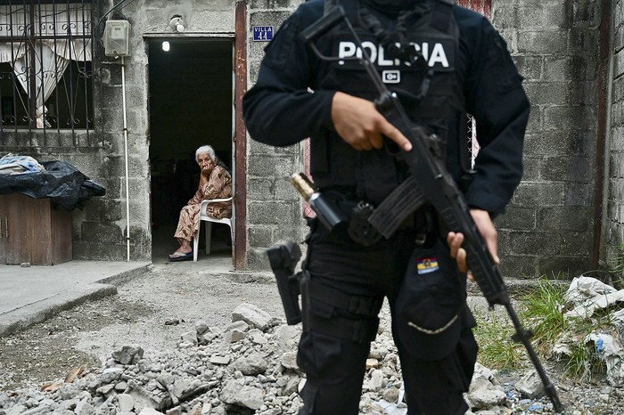 Operación conjunta de Policía y Ejército, en combate a la bandas criminales, en Durán, Ecuador. · Foto: Marcos Pin, AFP