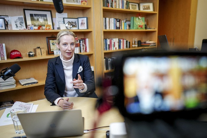 Alice Weidel del partido de extrema derecha Alternativa para Alemania (AfD) antes de una entrevista virtual en vivo con Elon Musk en la red social X. · Foto: Kay Nietfield, POOL, AFP