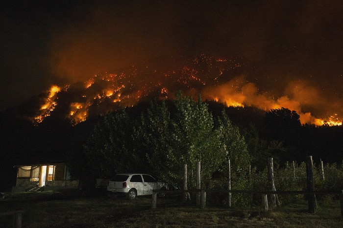 Incendio forestal en el monte Pirque en El Hoyo, en la región patagónica de la provincia de Chubut, el 7 de enero. · Foto: Martín Levicoy, AFP