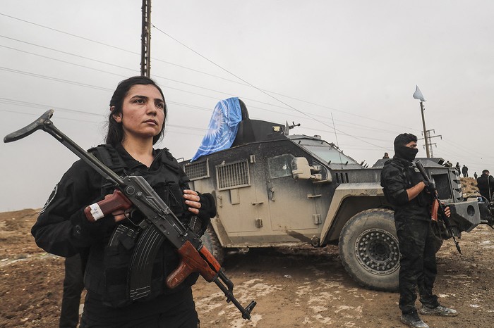 Miembros de las fuerzas kurdas montan guardia mientras las fuerzas de seguridad interna del gobierno sirio entran en la ciudad de Hasakeh, en el noreste de Siria, el 2 de febrero. · Foto: Delil Souleiman, AFP