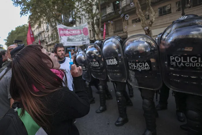 Manifestantes contrarios a la modificación de la Ley de los Glaciares, próximo al Congreso Argentino, el 8 de abril en Buenos Aires. · Foto: Tomás Cuesta, AFP