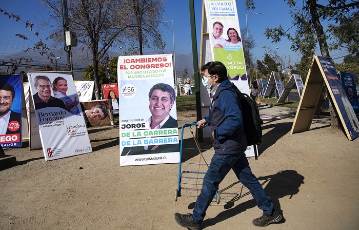 Propaganda electoral en El Bosque, Santiago de Chile, el 7 de mayo.  · Foto: Martin Bernetti / AFP