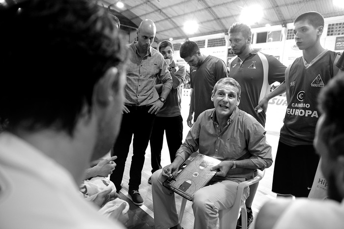 Álvaro Tito, técnico de Trouville, durante el encuentro con Welcome el 28 de noviembre. Foto: Santiago Mazzarovich