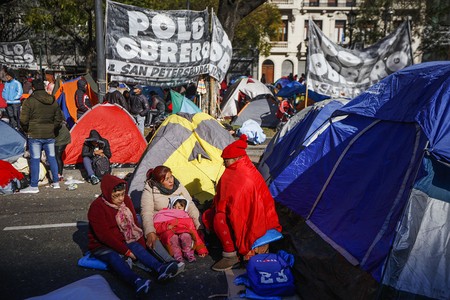 Campamento afuera al Ministerio de Desarrollo Social, ayer, en Buenos Aires.
· Foto: Emiliano Lasalvia, AFP Campamento afuera al Ministerio de Desarrollo Social, ayer, en Buenos Aires.
· Foto: Emiliano Lasalvia, AFP