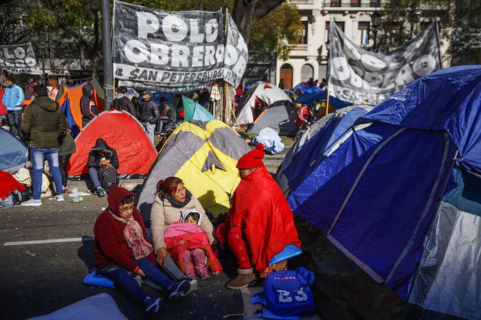 Campamento afuera al Ministerio de Desarrollo Social, ayer, en Buenos Aires.

 · Foto: Emiliano Lasalvia, AFP