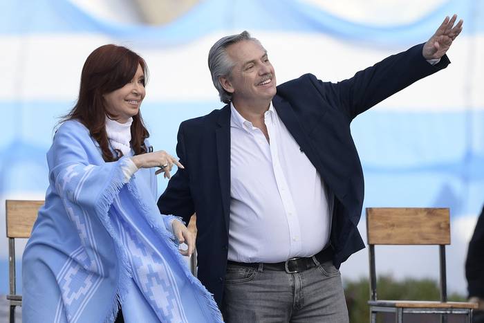 Cristina Fernández y Alberto Fernández, durante el acto de cierre de campaña, ayer, en Mar del Plata.
 · Foto: Juan Mabromata, AFP