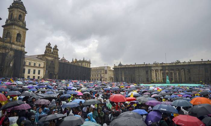 Manifestación, ayer, en la plaza Bolívar en Bogotá, durante un paro general. · Foto: Raúl Arboleda, AFP