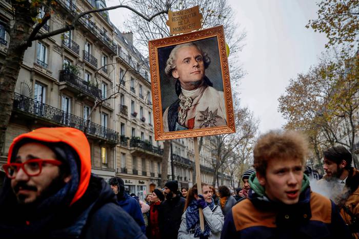 Un retrato pintado del presidente francés Emmanuel Macron como rey, con un letrero en el que se lee "14 de mayo de 2017 restauración de la monarquía" durante una manifestación contra las revisiones de las pensiones, ayer, en París.

 · Foto: Thomas Samson, AFP