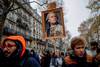 Un retrato pintado del presidente francés Emmanuel Macron como rey, con un letrero en el que se lee "14 de mayo de 2017 restauración de la monarquía" durante una manifestación contra las revisiones de las pensiones, ayer, en París.
Un retrato pintado del presidente francés Emmanuel Macron como rey, con un letrero en el que se lee "14 de mayo de 2017 restauración de la monarquía" durante una manifestación contra las revisiones de las pensiones, ayer, en París.